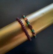 Zestaw nowych pierścionków szampan wśród zieleni