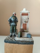 Gotowa pomalowana figurka żywiczna Niemca w 1-35 na podstawce 