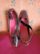 Buty na obcasie, lakierki ciemny bordowy kolor, szeroki pasek zapięcie.