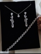 Komplet biżuterii ślubnej w srebrnym kolorze, kryształki, blask 