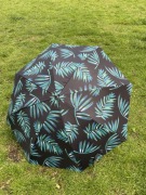 Duży parasol 86 cm wysokości i 102 cm średnicy 