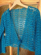 Ażurowa narzutka bolerko z cekinami turkus