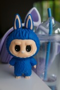 LABUBU figurka z ruchomymi oczami - niebieska