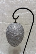Jajko pisanka szaro-srebrna, zdobiona gipiurową koronką, wysokość 15 cm