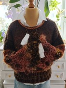 Sweter brązowy z kolorowymi rękawami