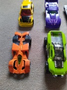 Hot Wheels (6 szt.) + autko - zestaw 5
