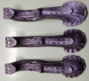 Metalowe ramiona ozdobne od przedwojennej lampy sufitowej.