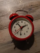 Czerwony analogowy budzik retro 