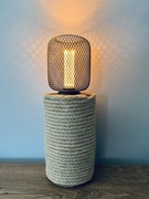 Lampa drewniana owijana sznurem jutowym