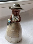Piękny zabytkowy gliniany dzwonek dziewczyna w kapeluszu