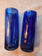 2 szklanki z niebieskiego szkła z połyskiem. 