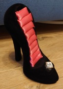 Organizer na pierścionki w formie buta.