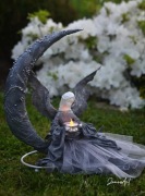 Anioł na księżycu -świecznik.