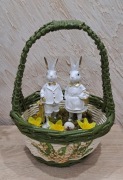 Koszyczek wielkanocny z parą zajączków.Stroik wielkanocny koszyk zające 