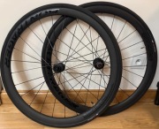Koła karbonowe Bontrager Aeolus Elite 35 pod ham. tarczowe, TLR, z oponami 