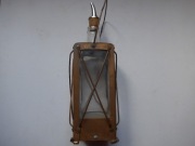 Śliczna karafka ze szkła i blachy mosiężnej