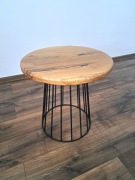 Nowy stolik kawowy z drewnianym blatem 