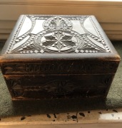 Przedwojenna kasetka huculska drewniana rzeźbiona