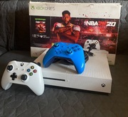 Xbox one s 1TB + 2 pady