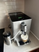 Jura E9 – jak nowy po pełnym serwisie – Nowy zaparzacz!