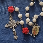 Śliczny Różaniec z Gwadelupe.Na każdym koraliku rzeżbiona różyczka,a na każ