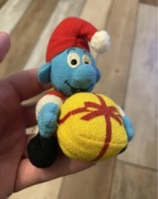 Maskotka Smerf z prezentem