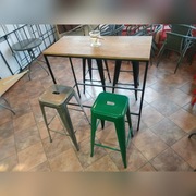 Stół barowy z hokerami 