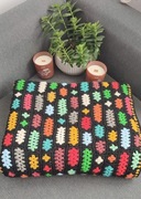 Koc ręcznie robiony czarny z kolorowymi szyszkami 160x180 cm 
