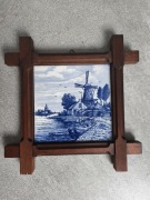 Płytka ceramiczna w drewnianej ramce 