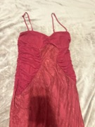 czerwona suknia z koronka