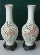 Wazoniki ażurowe, dwie sztuki, porcelana, Chiny.