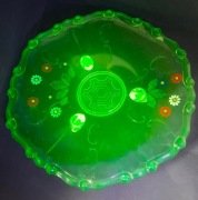 Szkło uranowe patera Art Deco na nóżkach malowana ok. 26 cm