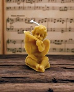 Świeca z naturalnego wosku pszczelego Aniołek z fletem Zielony Świecownik