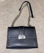 Czarna torebka na łańcuszku