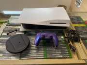 Konsola Playstation 5 z napędem i fioletowym padem