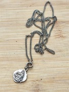 Stary srebrny medalion na łańcuszku, przedwojenny.