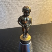 Figurka Mosiężna figurka chłopiec -Belgia Bruksela mosiądz mosiężny