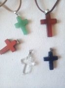 Wisiorek w formie krzyżyka z naturalnego kamienia pięć sztuk