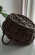 Solidny koszyk wiklinowy z uszami na kwiatowe kompozycje