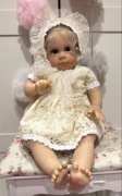 Realistyczna lalka reborn w cudnej koronkowej sukience
