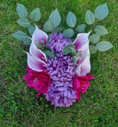 Ręcznie robiony stroik na grób; fioletowe chryzantemy 