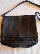 Torebka damska ze skóry w kolorze czarnym. 