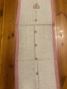 OBRUS SZARY LNIANY  Z CZERWONYMI WYKOŃCZENIAMI 41 X 150 CM 