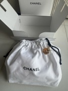 CHANEL biały worek prezentowy czarne logo + pudełko + charms 21/21 cm