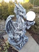 Ogrodowa figurka betonowa smok z lampa solarna 