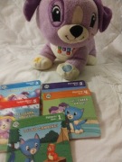 Duzy piesek Leap Frog,czytajacy ksiazeczki.