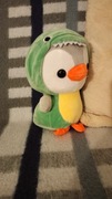 Pluszowa zabawka przedstawiająca pingwina przebranego za dinozaura