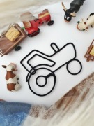Ręcznie wykonany traktor z drutu i sznurka, dekoracja na ścianę