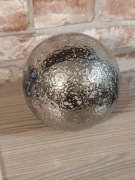 Srebrna kula dekoracyjna na komodę 