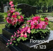 Zestaw kwiatów na pomnik 